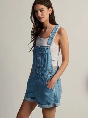 NWOT Levis Women’s Vintage Shortalls Mid-Wash Classic Relaxed Fit Size Medium